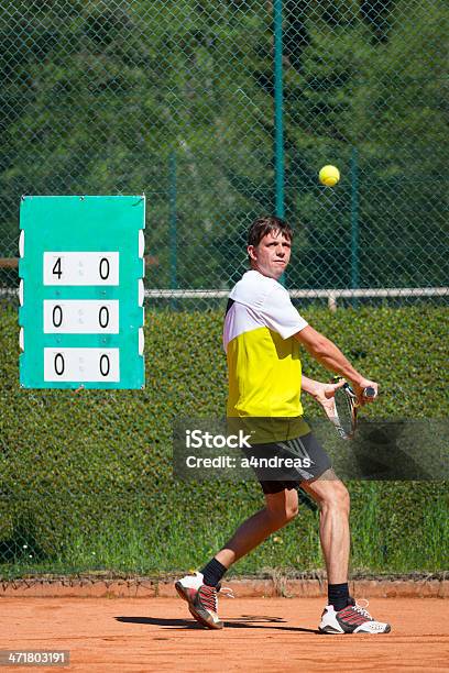 Jogador De Tênis No Court - Fotografias de stock e mais imagens de Adulto - Adulto, Ao Ar Livre, Atirar à Baliza