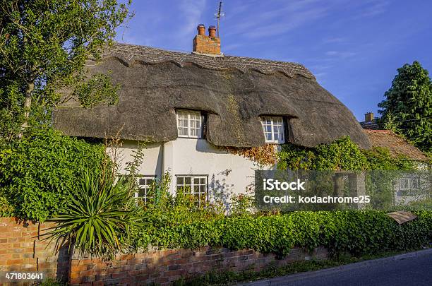 Photo libre de droit de Le Cottage En Chaume banque d'images et plus d'images libres de droit de Affaires Finance et Industrie - Affaires Finance et Industrie, Angleterre, Bâtiment vu de l'extérieur