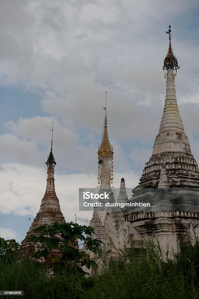 Stupas del monasterio de Myanmar - Foto de stock de Buda libre de derechos