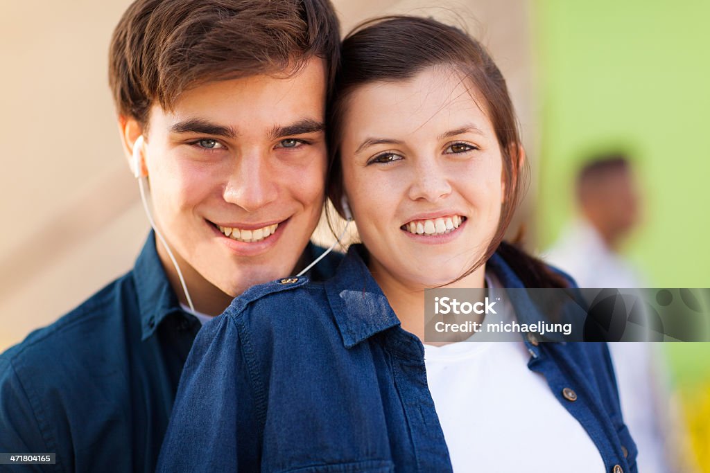 Beau Jeune couple d'adolescents - Photo de Adolescence libre de droits