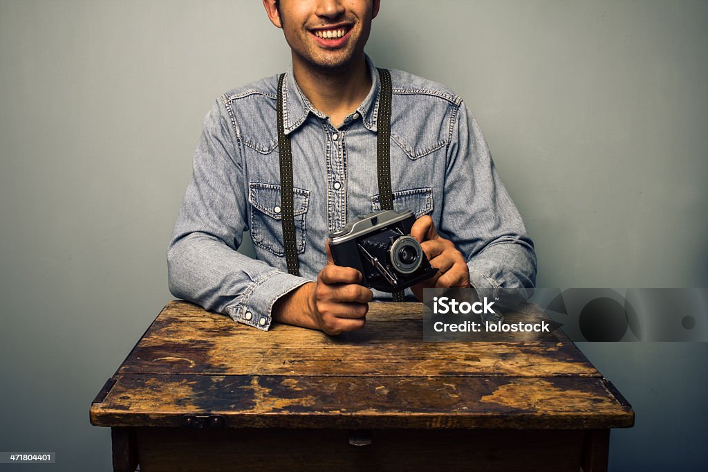 Hipster mit alten vintage-Kamera am Schreibtisch - Lizenzfrei Alt Stock-Foto
