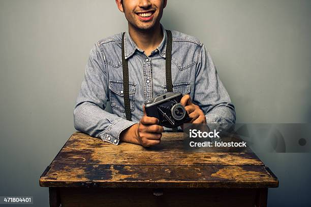 Hipster Con Cámara Vintage En Antiguo Escritorio Foto de stock y más banco de imágenes de Adulto joven - Adulto joven, Aguja de Reloj, Alegre