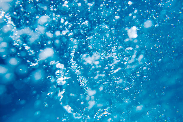 bolle d'aria nell'acqua - underwater foto e immagini stock