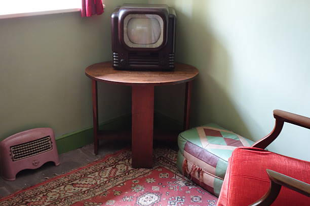 baquelita, televisor y muebles de época en una edad sala de estar - 1940 fotografías e imágenes de stock