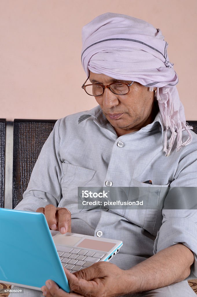 Indian homem segurando Laptop - Foto de stock de 70 anos royalty-free