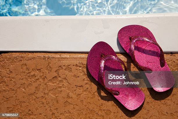 Flipflops Na Piscina - Fotografias de stock e mais imagens de Ao Ar Livre - Ao Ar Livre, Ao Lado da Piscina, Azul