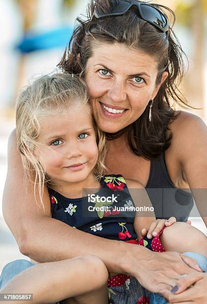 Foto de Mãe E Filha e mais fotos de stock de 30 Anos - 30 Anos, 35-39 Anos, 4-5 Anos