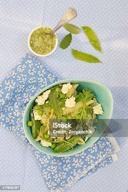 Photo libre de droit de Pâtes Et Salade De Pois banque d'images et plus d'images libres de droit de Aliment - Aliment, Cuisine italienne, Culture italienne