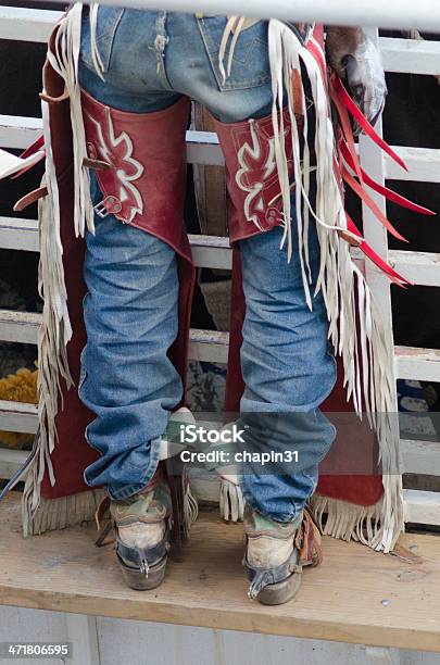 Cowboy Na Calça De Couro De Cowboy E Botas E Spurs - Fotografias de stock e mais imagens de Adulto - Adulto, Ao Ar Livre, Atleta