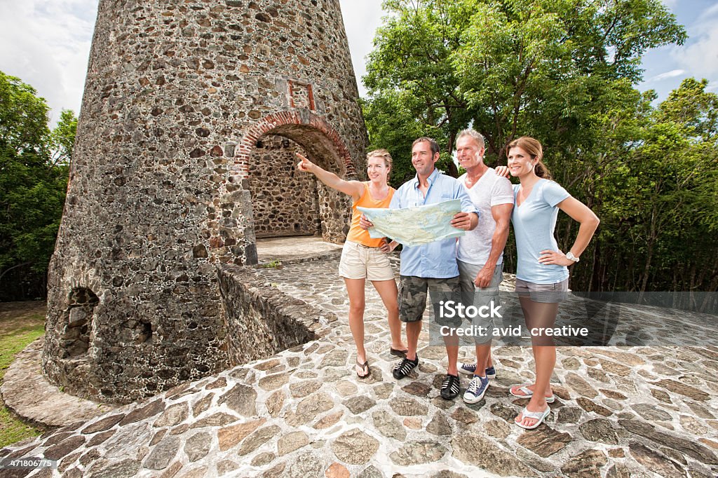 Przygoda turystów zwiedzanie ruin - Zbiór zdjęć royalty-free (Przewodnik - Zatrudnienie)