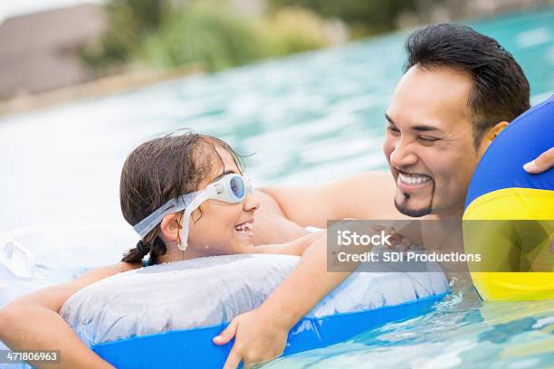 Foto de Hispânica Pai Nadar Na Piscina Com A Filha e mais fotos de stock de Família - Família, Piscina, 10-11 Anos