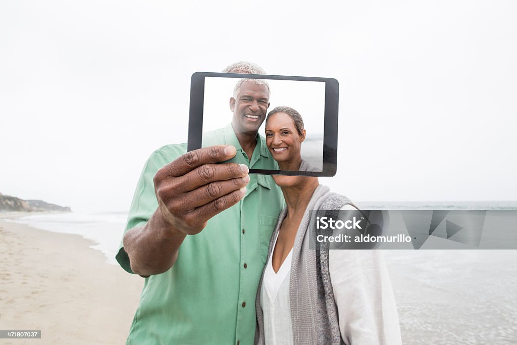 Altes Paar, die eine Aufnahme mit tablet - Lizenzfrei Afrikanischer Abstammung Stock-Foto