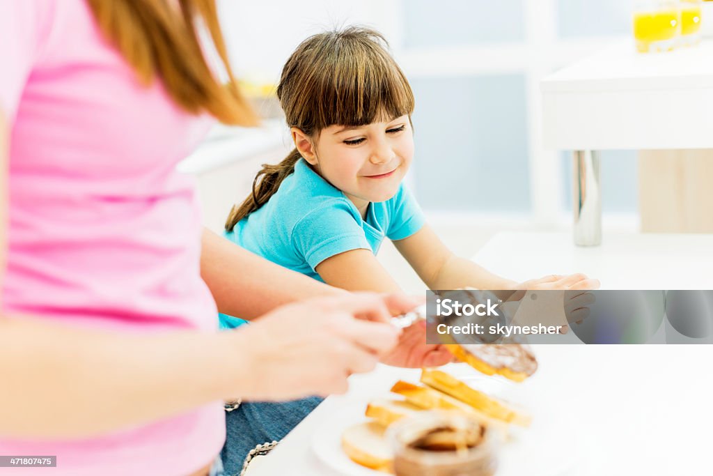 Jeune mère et petite fille pendant un petit déjeuner en famille. - Photo de Adulte libre de droits