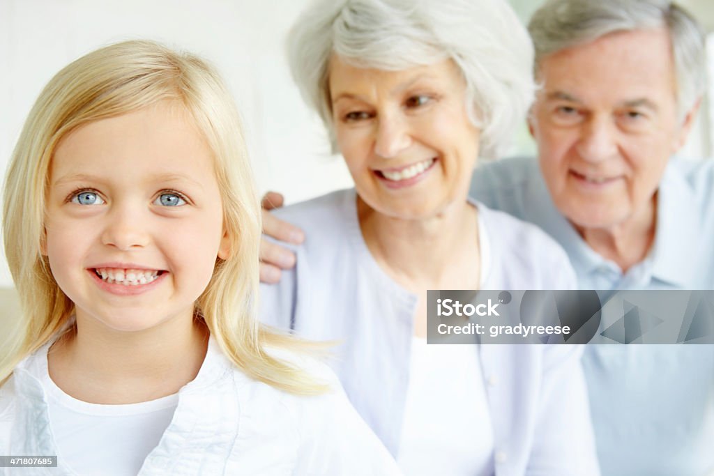 Les encanta admirar y sus granddaughter mucho - Foto de stock de 4-5 años libre de derechos