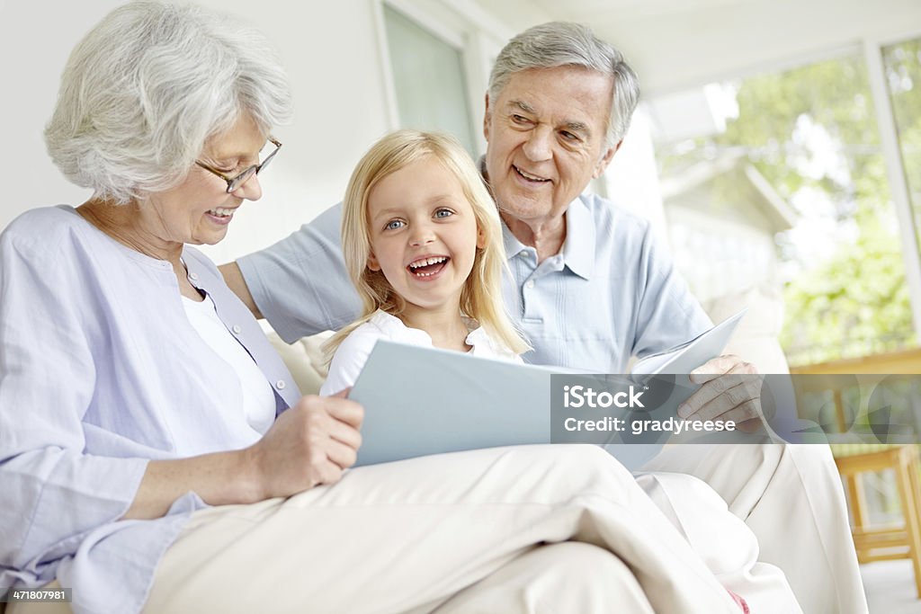 Ama trascorrere del tempo con i suoi nonni! - Foto stock royalty-free di Coppia anziana