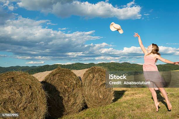 Mujer Joven Tirando Sombrero De Paja De Bale Alpes De Ensilaje Foto de stock y más banco de imágenes de Actividad