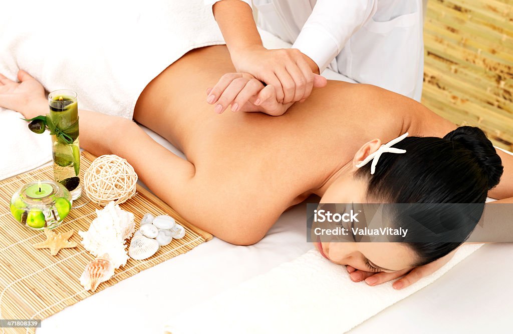 Женщина, имеющие массаж тела в спа-салон - Стоковые фото Альтернативная терапия роялти-фри