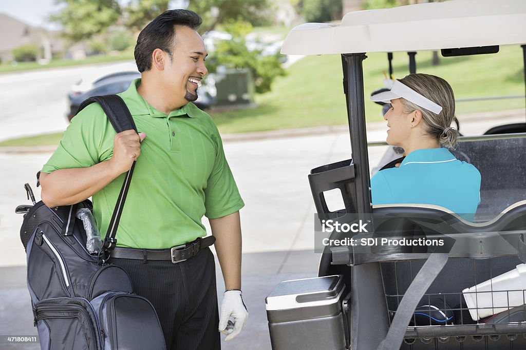 Homem e mulher se boa conversa antes de jogar golfe - Foto de stock de Taco de Golfe royalty-free