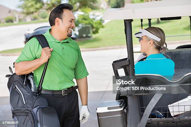 Foto de Homem E Mulher Se Boa Conversa Antes De Jogar Golfe e mais fotos de stock de Taco de Golfe