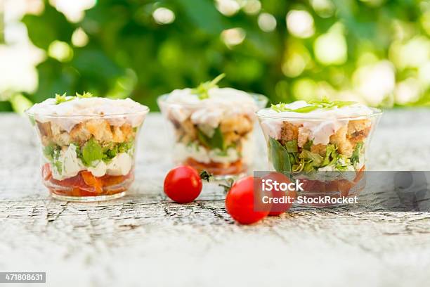 Salada Fresca Com Tomate Cereja - Fotografias de stock e mais imagens de Alimentação Saudável - Alimentação Saudável, Ao Ar Livre, Comida