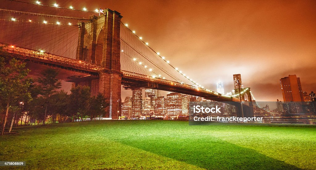 Horizonte de Nova Iorque e a brooklyn bridge - Foto de stock de Arranha-céu royalty-free