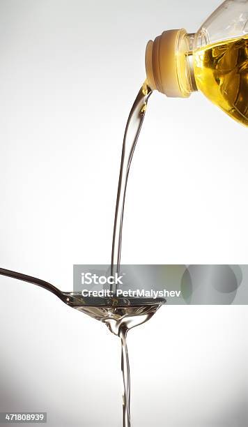 El Vertido De Petróleo Foto de stock y más banco de imágenes de Aceite para cocinar - Aceite para cocinar, Actividad, Alimento