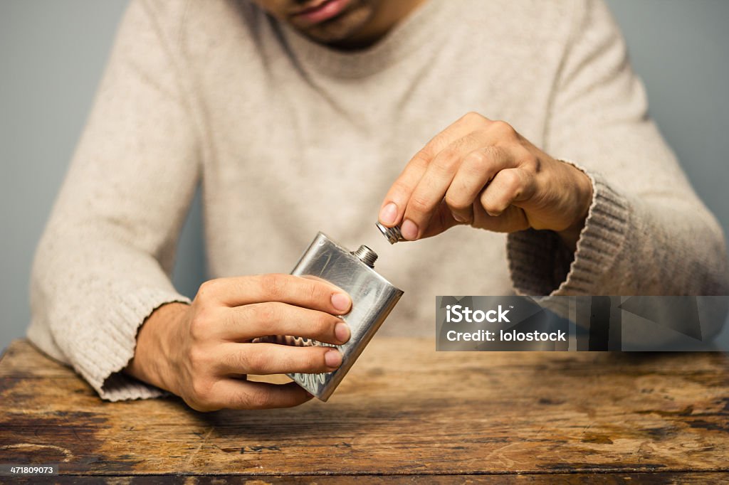 Homem com frasco de mesa - Foto de stock de Garrafa de Bolso royalty-free