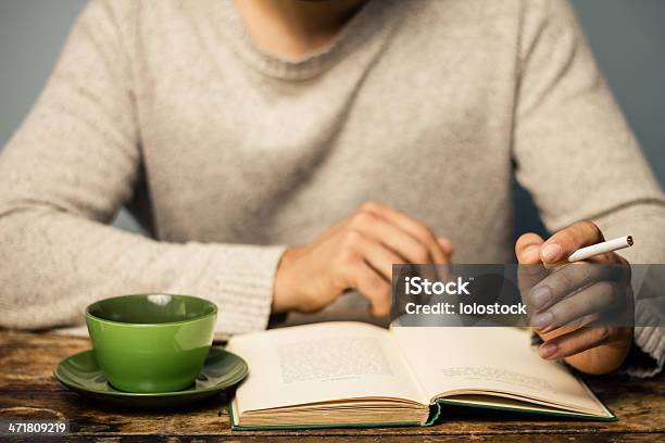 Photo libre de droit de Homme Lisant Fumeur Et À Café banque d'images et plus d'images libres de droit de Aliment - Aliment, Aliments et boissons, Asiatique de l'Est et du Sud-Est