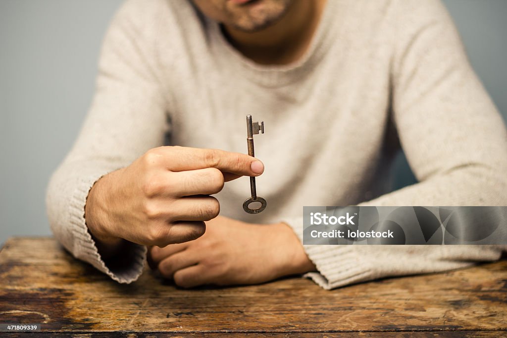 Homem na mesa segurando uma chave - Royalty-free Fechadura Foto de stock