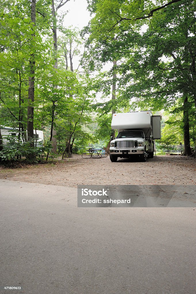 Грузовик camper в лагеря - Стоковые фото Без людей роялти-фри