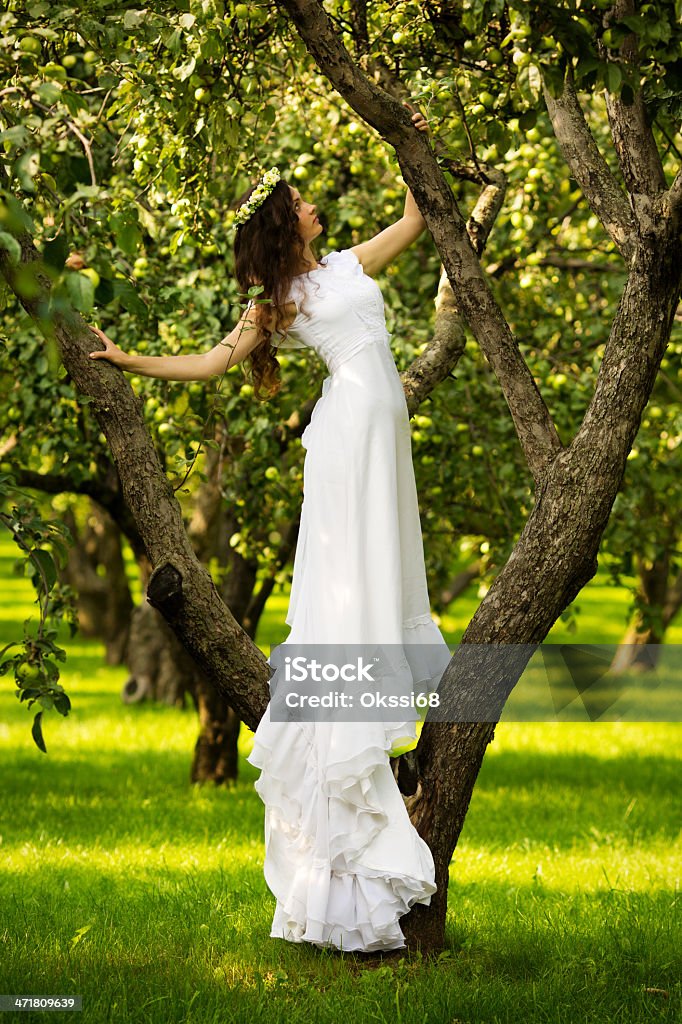 아름다운 젊은 여성 흰색 정장용 - 로열티 프리 가을 스톡 사진