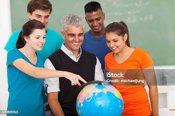 Uczniów Szkół Średnich I Nauczyciel Patrząc Na Całym Świecie - zdjęcia stockowe i więcej obrazów Globus - Wyposażenie do nawigacji