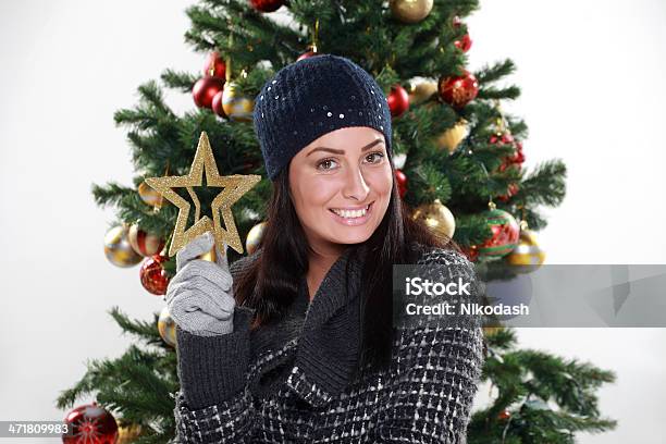 Giovane Donna Preparando Albero Di Natale - Fotografie stock e altre immagini di Abiti pesanti - Abiti pesanti, Adulto, Cappello