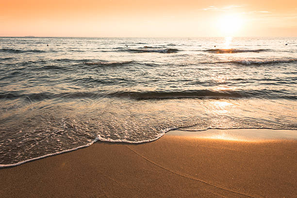 istock sunset at the horizont on sea 471809989