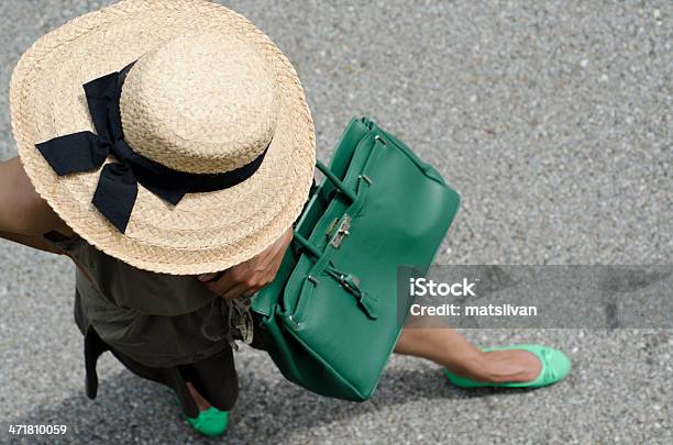 Mujer Con Sombrero De Paja Foto de stock y más banco de imágenes de Adulto - Adulto, Agarrar, Aire libre