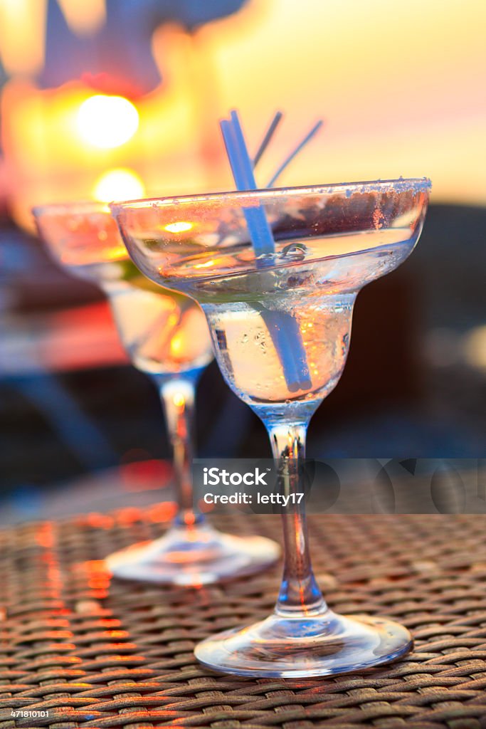 Cocktail sulla spiaggia - Foto stock royalty-free di Alba - Crepuscolo