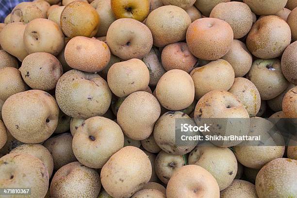 Asian Pere In Un Mercato - Fotografie stock e altre immagini di Abbondanza - Abbondanza, Affari, Alimentazione sana