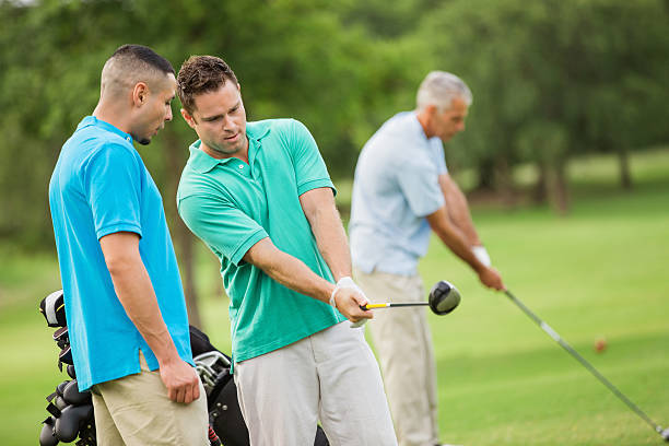 mężczyźni gra w golfa razem w słoneczny dzień - sport tee day tee box zdjęcia i obrazy z banku zdjęć