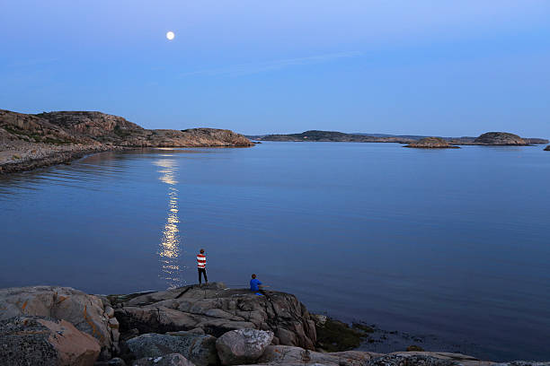 pesca di mezzanotte - sweden fishing child little boys foto e immagini stock