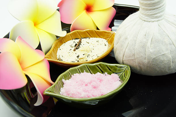 massagem herbal tailandesa tradicional de spa situado em uma bandeja - massage oil ice pack herbal medicine herb - fotografias e filmes do acervo