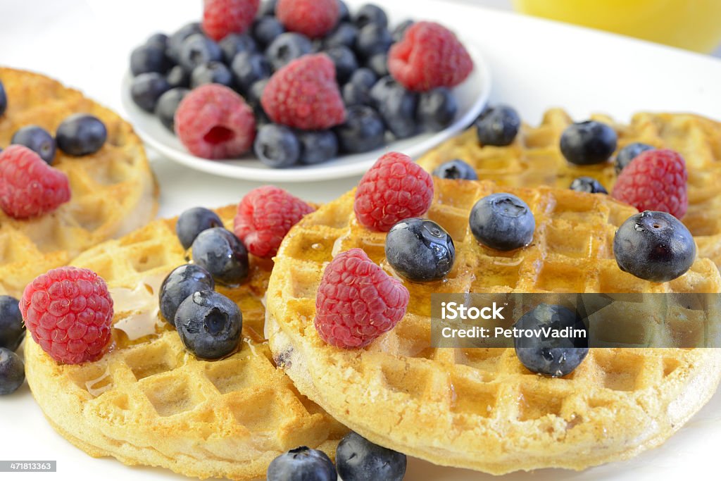 Waffles com mirtilos e framboesas - Foto de stock de Azul royalty-free