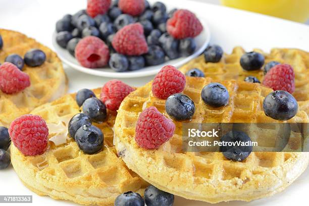 Foto de Waffles Com Mirtilos E Framboesas e mais fotos de stock de Azul - Azul, Café da manhã, Colorido