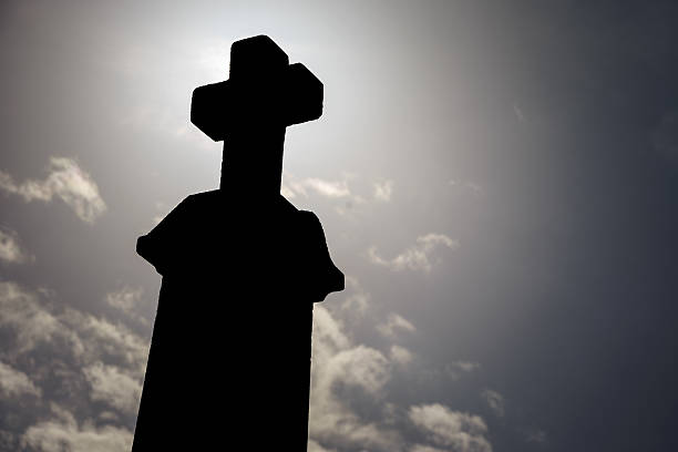 tombstone-in silhouette - san francisco national military cemetery stock-fotos und bilder