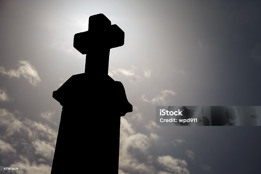 Tombstone cruce en silueta - Foto de stock de Antiguo libre de derechos