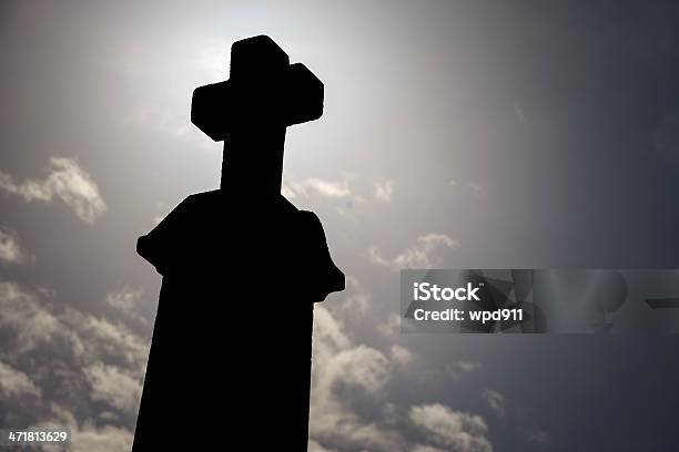 Tombstone Cruce En Silueta Foto de stock y más banco de imágenes de Antiguo - Antiguo, Carolina del Sur, Cementerio