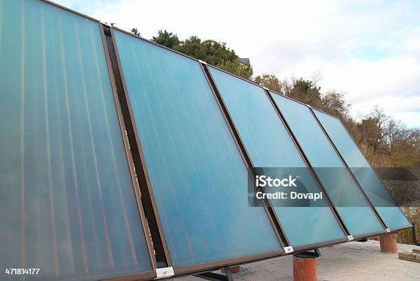 Solarsystem Zur Warmwasseraufbereitung Stockfoto und mehr Bilder von Ausrüstung und Geräte - Ausrüstung und Geräte, Baum, Blau