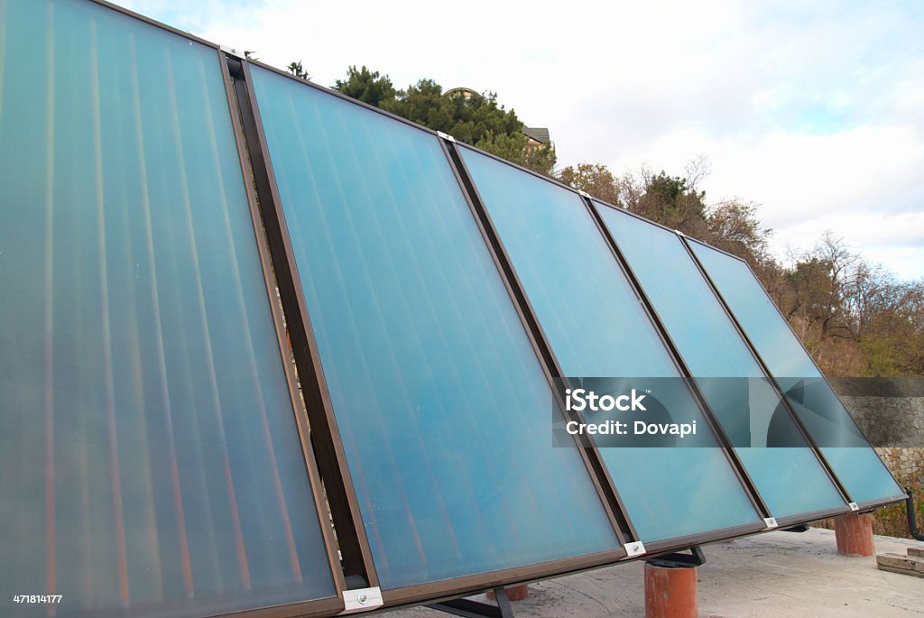 Sistema di riscaldamento solare dell'acqua - Foto stock royalty-free di Acqua