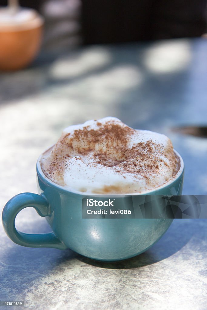 Blu tazza cappuccino in una caffetteria all'aperto in - Foto stock royalty-free di Assaggiare