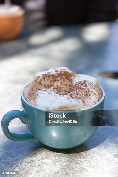 Blu Tazza Cappuccino In Una Caffetteria Allaperto In - Fotografie stock e altre immagini di Assaggiare