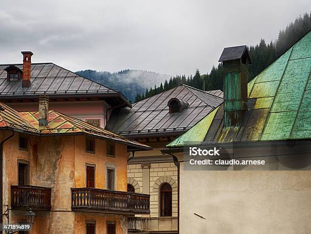 Tetto Immagine A Colori - Fotografie stock e altre immagini di Alpi - Alpi, Ambientazione esterna, Autunno